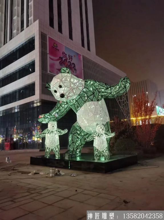 不锈钢灯光熊猫雕塑